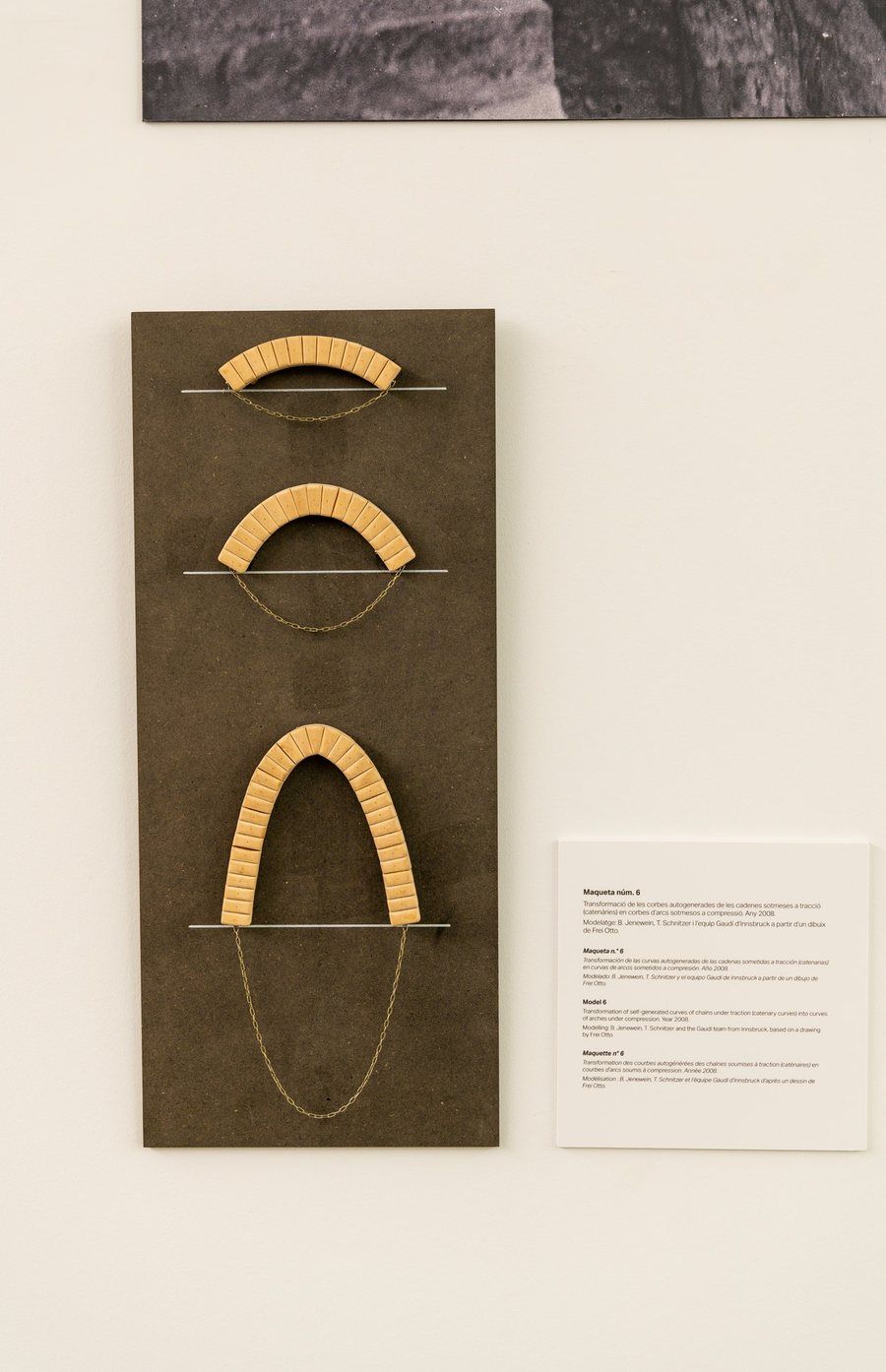 Maqueta: la cadena colgante se invierte en arco