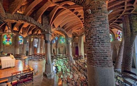 Alumnos en la Cripta Gaudí
