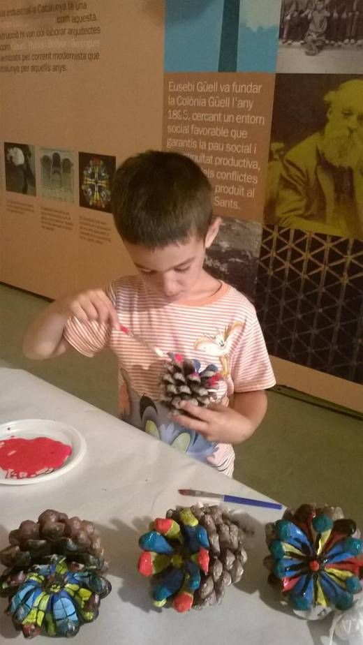Taller de pintar piñas