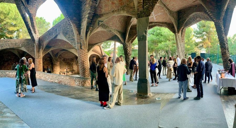 Cripta Gaudí, terraza y porche