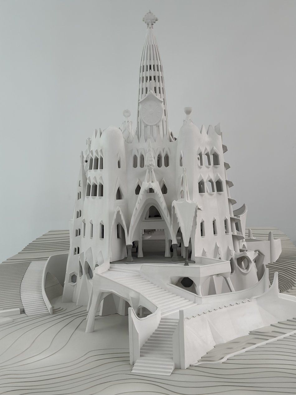 Maqueta blanca de la iglesia terminada de la Colònia Güell