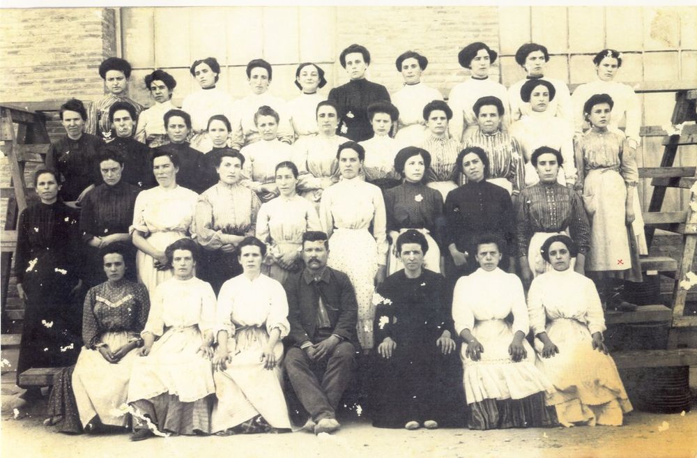Trabajadoras de la fábrica textil de la Colònia Güell
