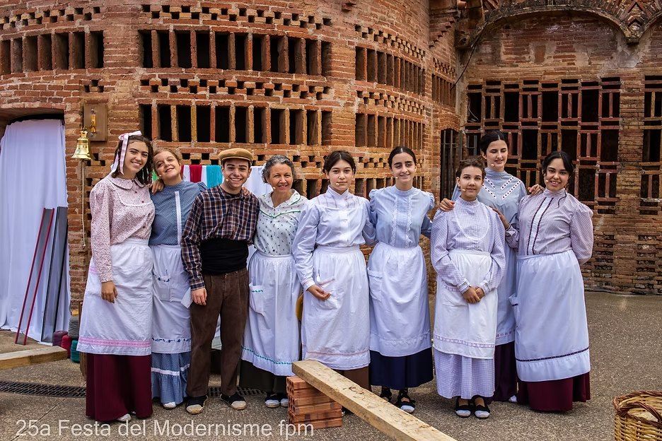 Personajes vestidos de época en la Fiesta Modernista de la Colònia Güell