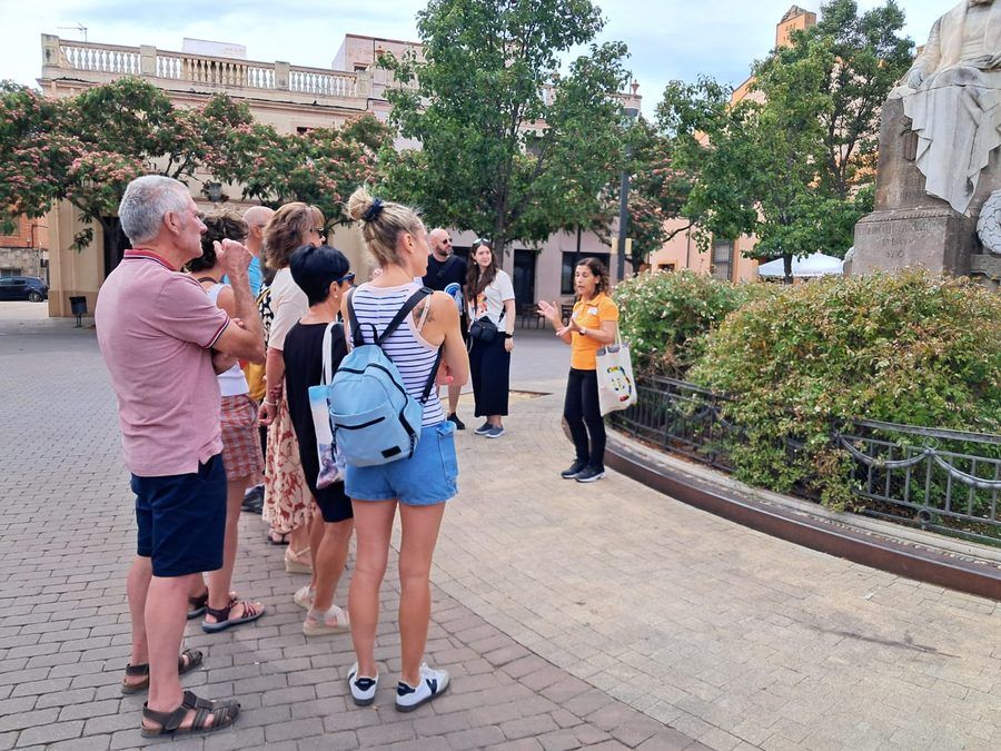 Grupo con su propio guía en la Colònia Güell